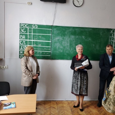 У День &quot;Останнього дзвоника&quot; кращі ліцеїсти ти вчителі отримали іменні ПРЕМІЇ від ВГО &quot;КАДЕТСЬКА СПІВДРЖУЖНІСТЬ&quot;